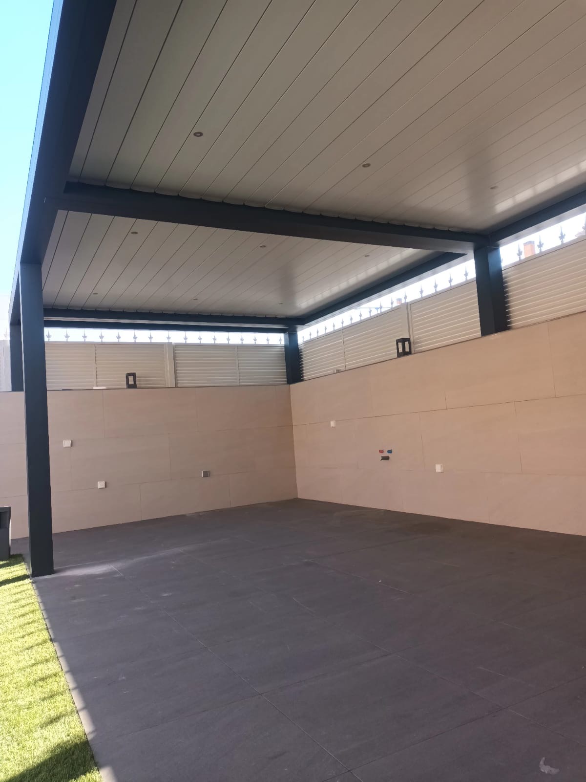 Vista lateral de la pérgola bioclimática instalada en Leganés