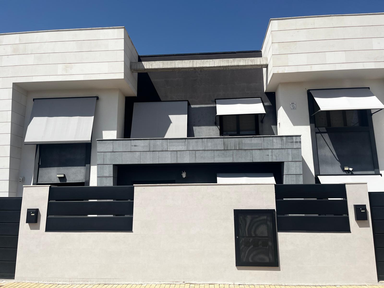 Toldos uniformes instalados en una fachada residencial