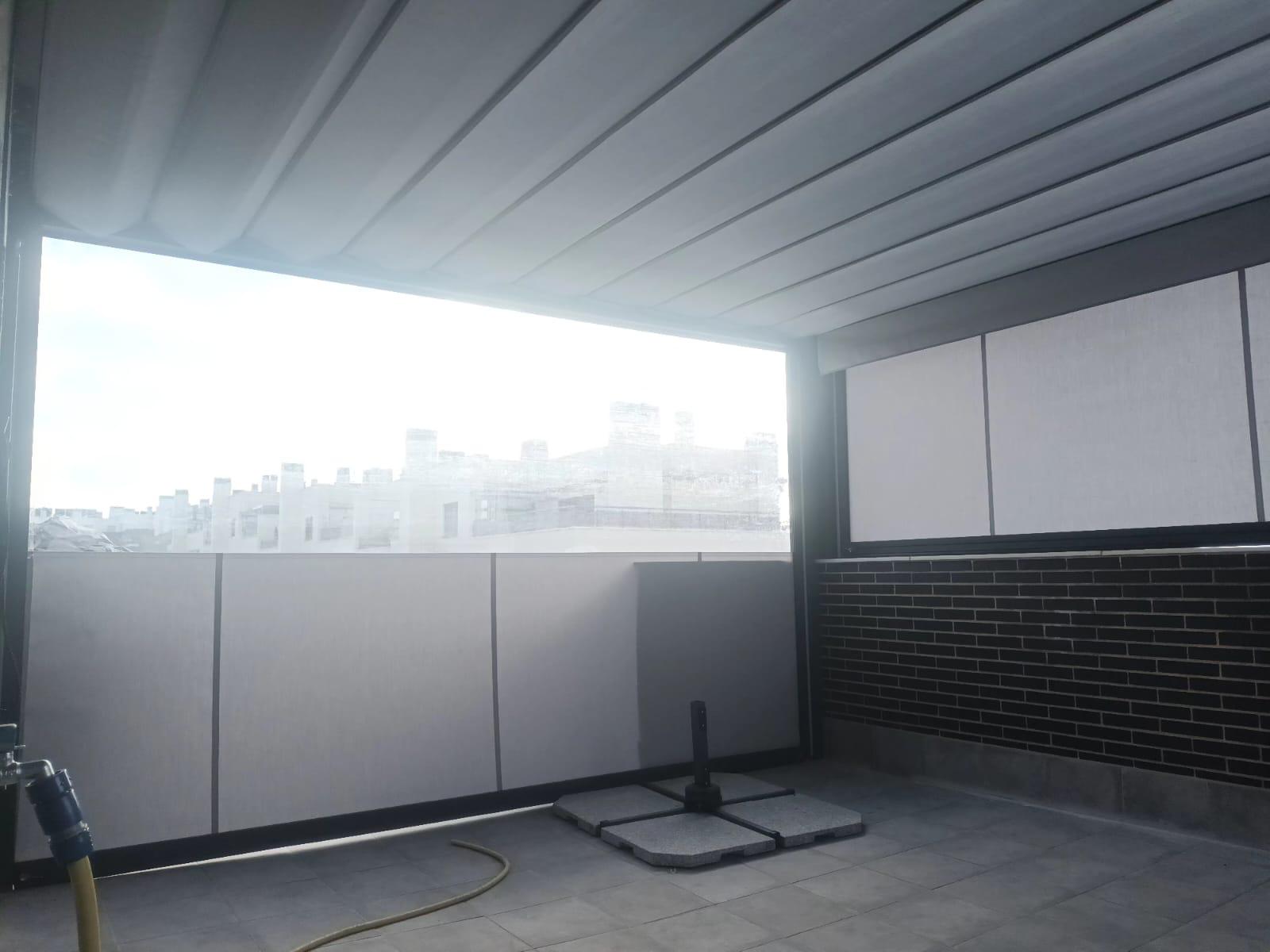 Toldo vertical Igloo con zona transparente en una terraza de Valdemoro