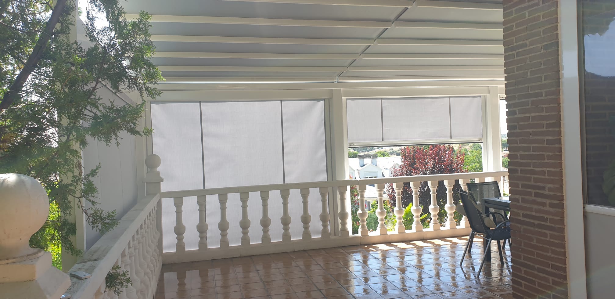 Pérgola tensada y toldos verticales motorizados protegiendo una terraza