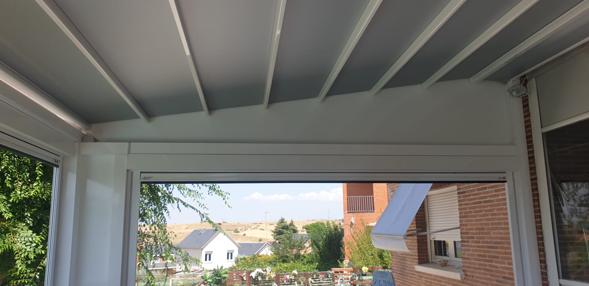 Cubierta de pérgola tensada extendida sobre una terraza de Móstoles