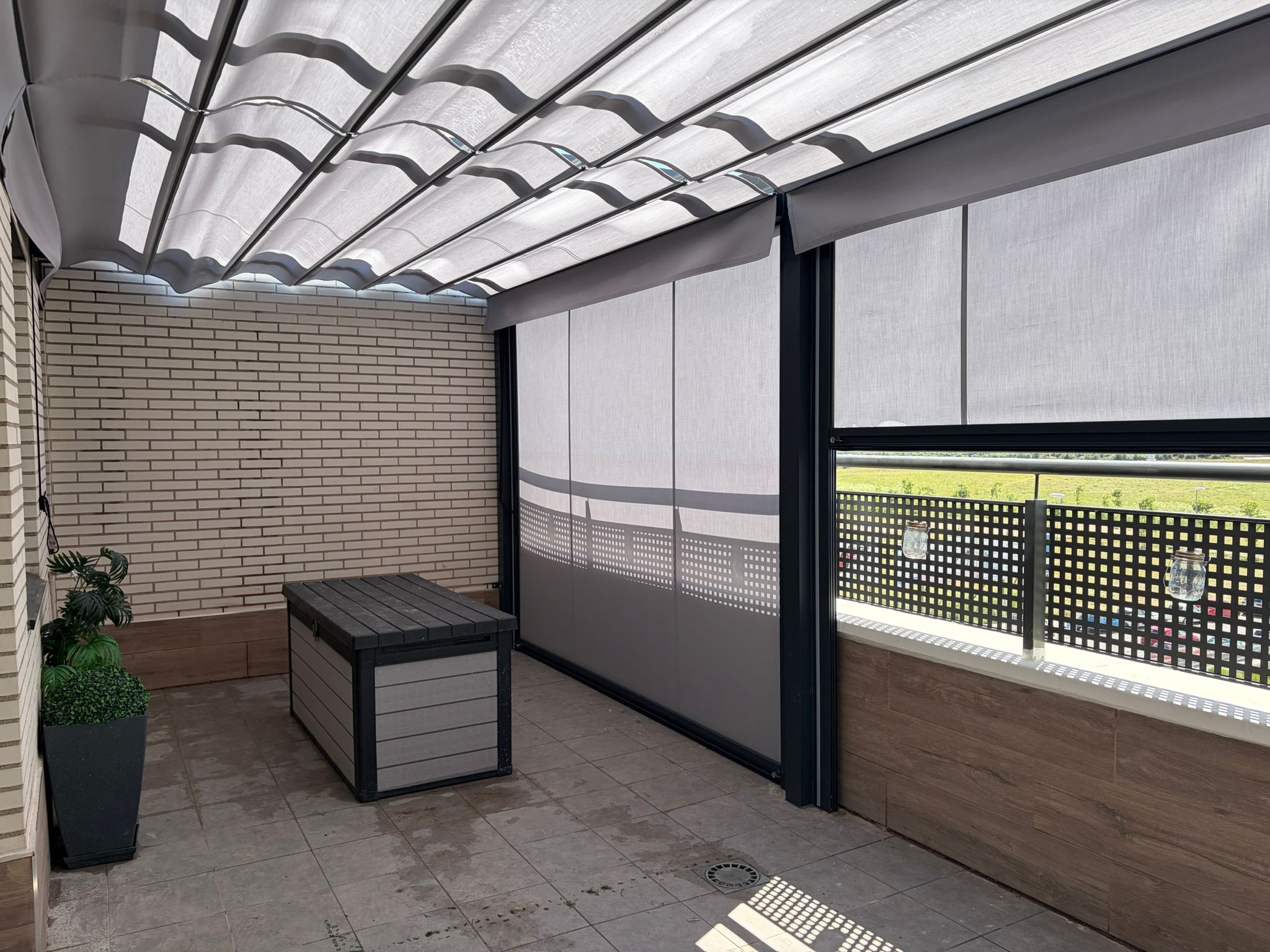 Pérgola con cubierta textil y toldos verticales para verano e invierno