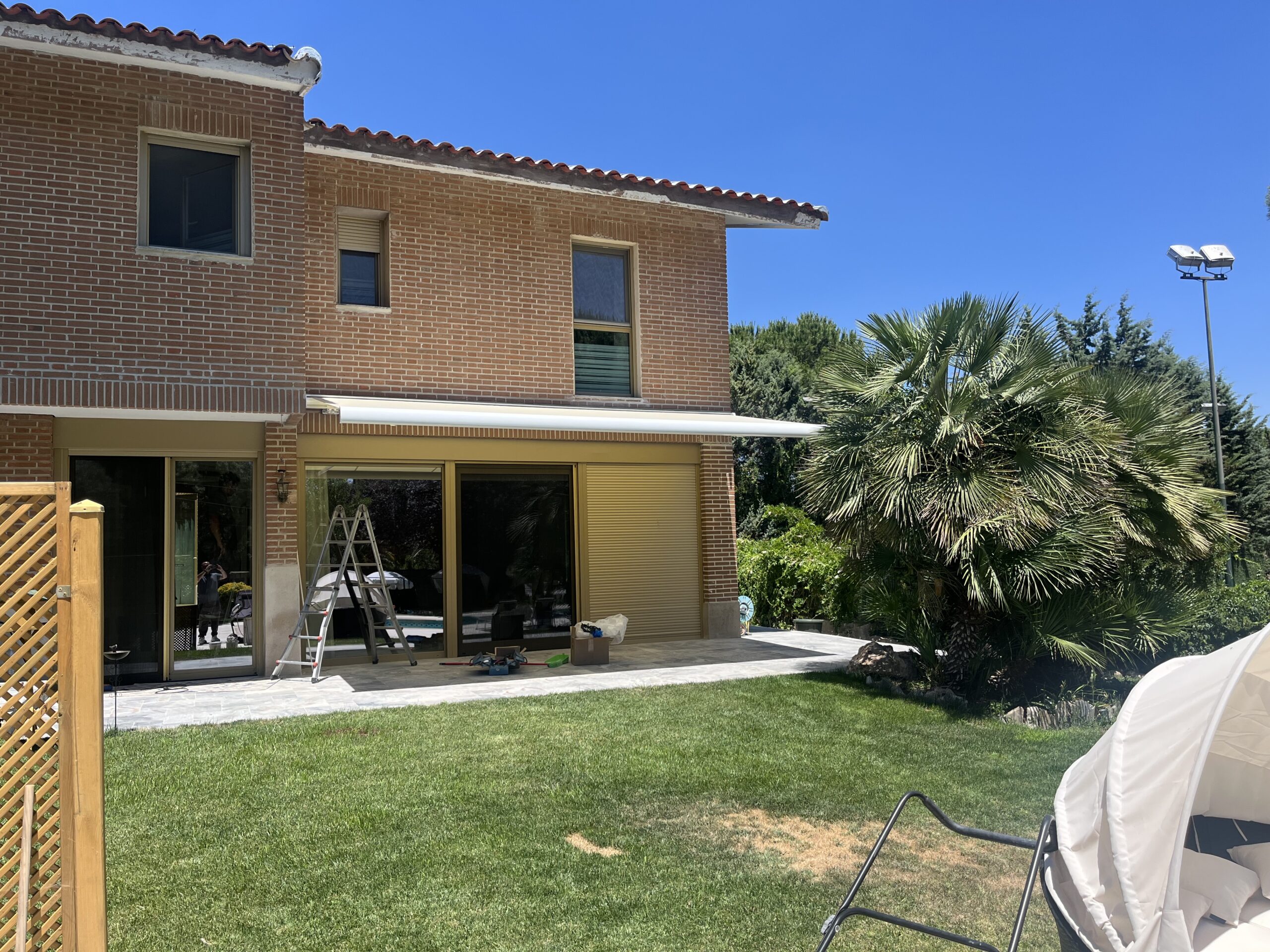 Toldo cofre instalado a medida en una vivienda de Madrid