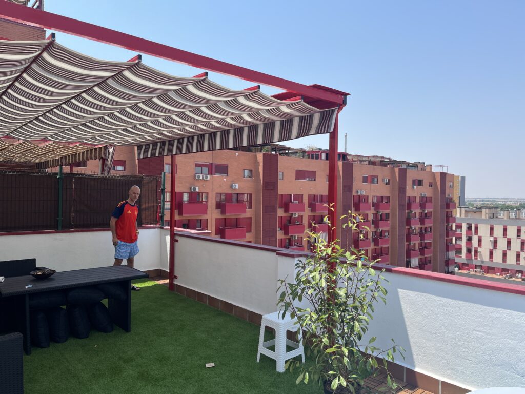 Toldo corredero instalado en una terraza de Madrid