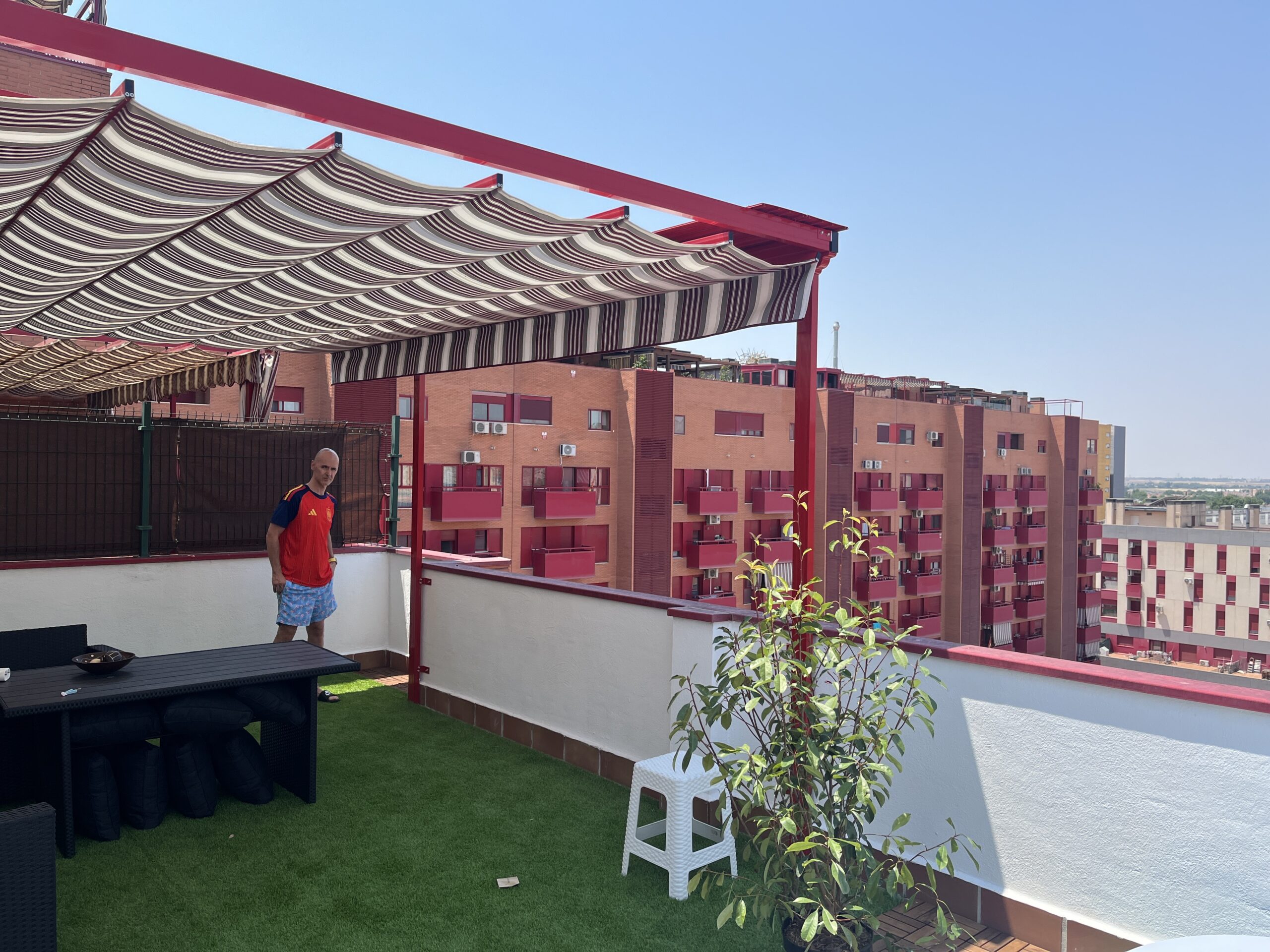 Toldo corredero a medida instalado en un ático de Madrid