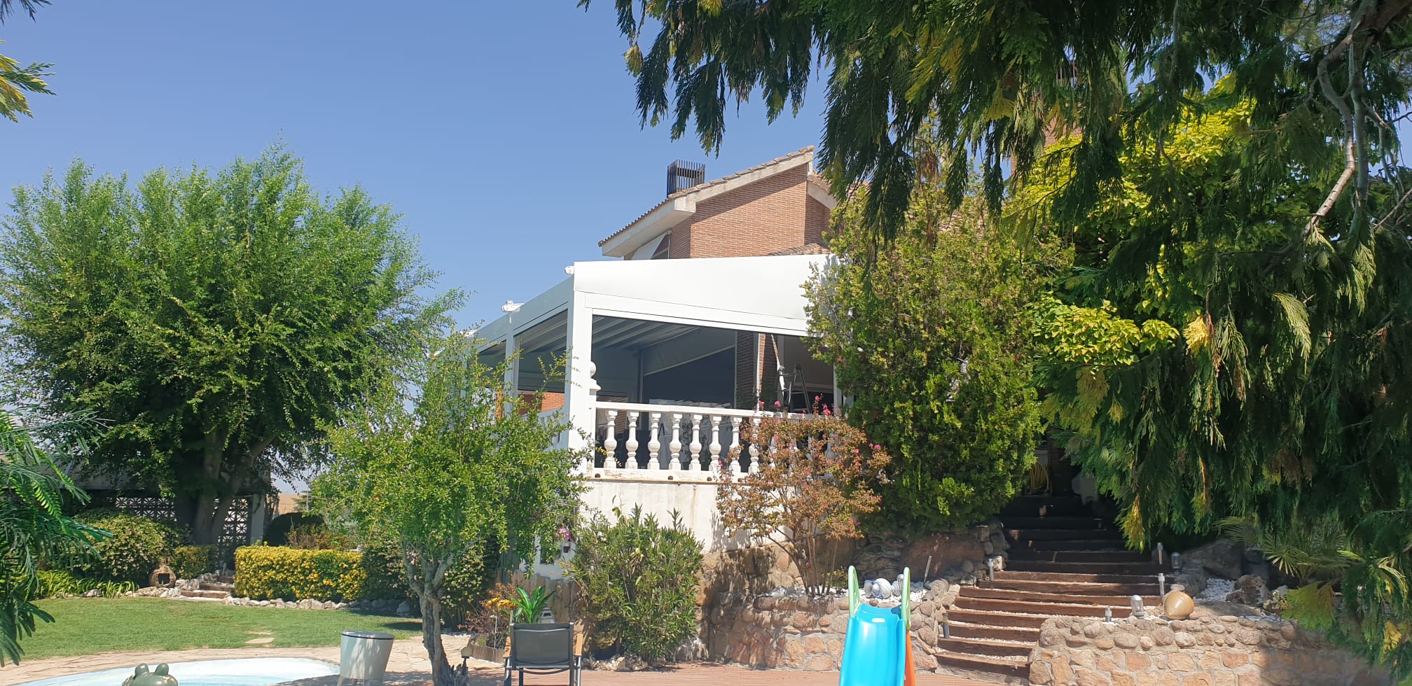 Vista exterior de una pérgola tensada instalada en una vivienda de Móstoles