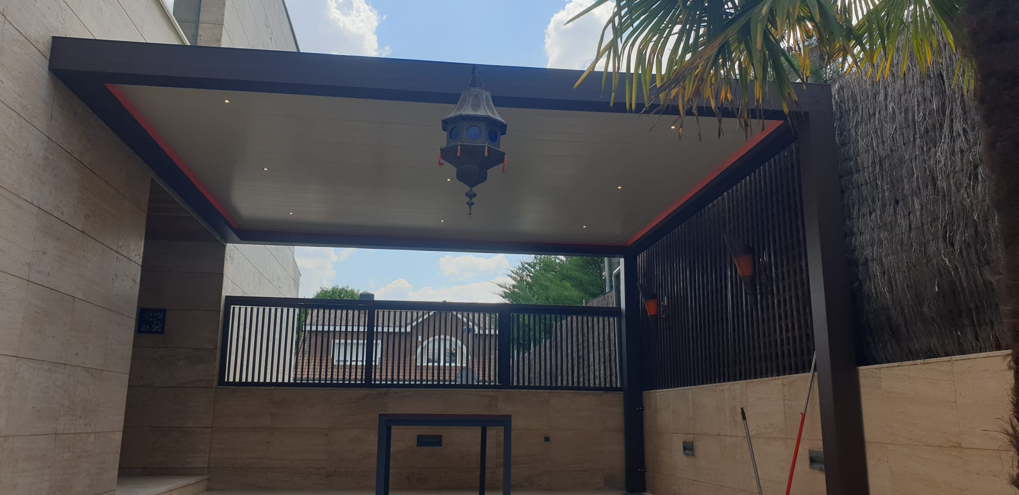 Vista interior de una pérgola bioclimática con lamas blancas e iluminación LED en Pozuelo de Alarcón