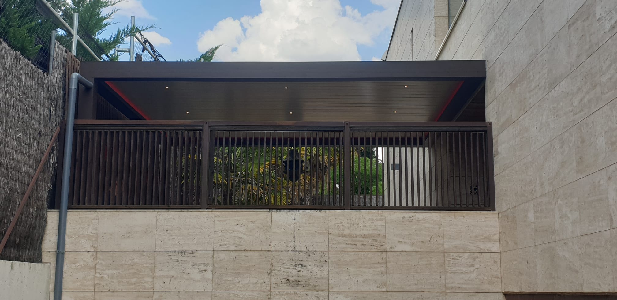 Vista exterior de la pérgola bioclimática instalada tras retirar la antigua pérgola de madera