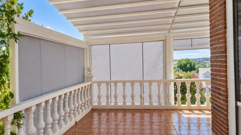 Pérgola tensada con toldos verticales Igloo instalada en una terraza de Móstoles