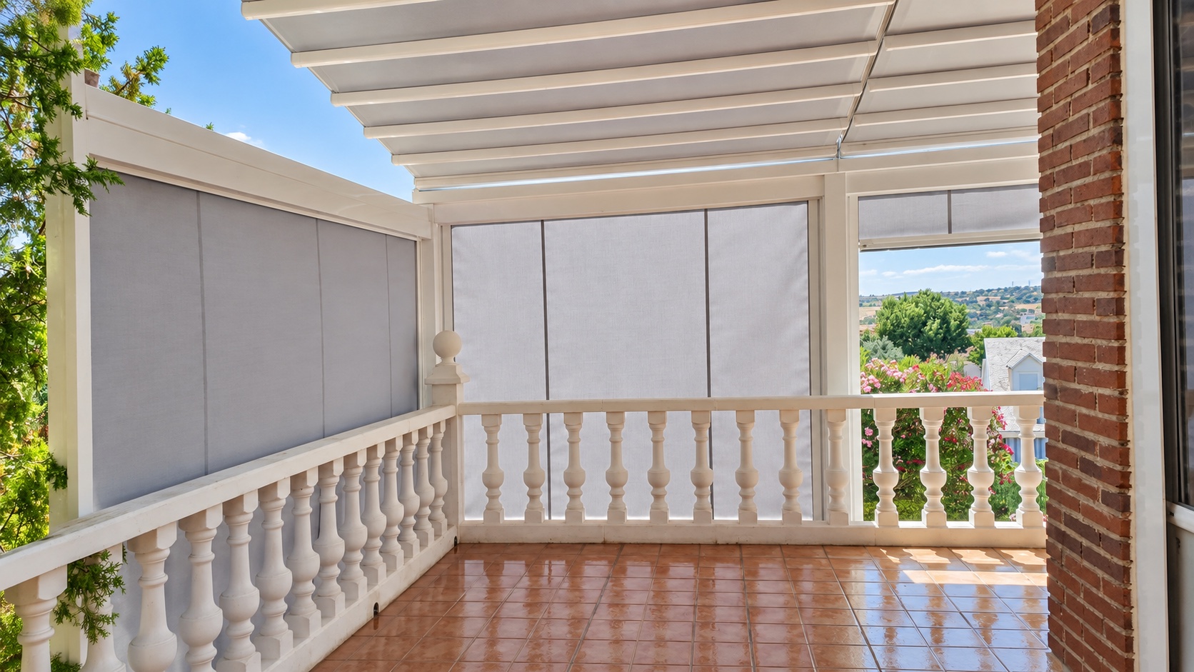 Pérgola tensada con toldos verticales Igloo instalada en una terraza de Móstoles