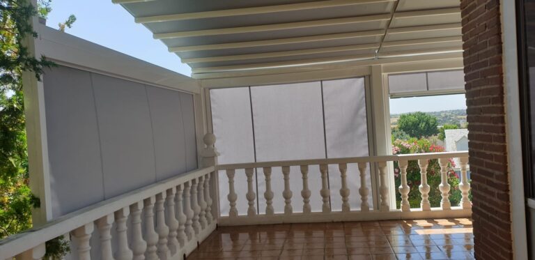 Toldos verticales instalados en una terraza de Móstoles