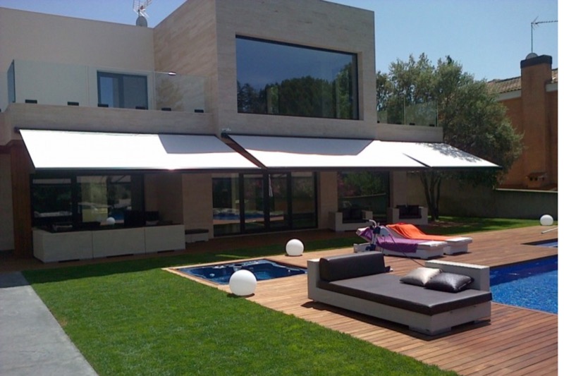 Toldo cofre extensible instalado sobre una terraza