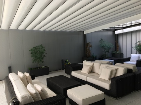 Pérgola bioclimática con lamas sobre una zona de estar en Majadahonda