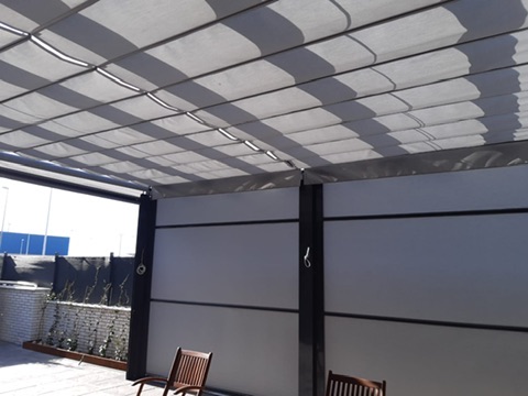 Detalle de pérgola textil y protección lateral en Majadahonda