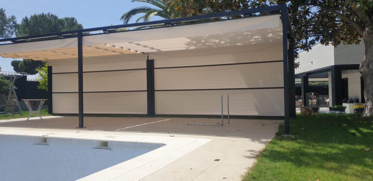 Toldos verticales en una pérgola junto a la piscina en Boadilla del Monte