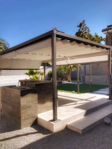 Pérgola de lona instalada junto a una vivienda con jardín en Majadahonda