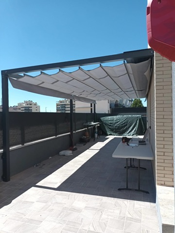Pérgola de lona sobre una terraza en Majadahonda