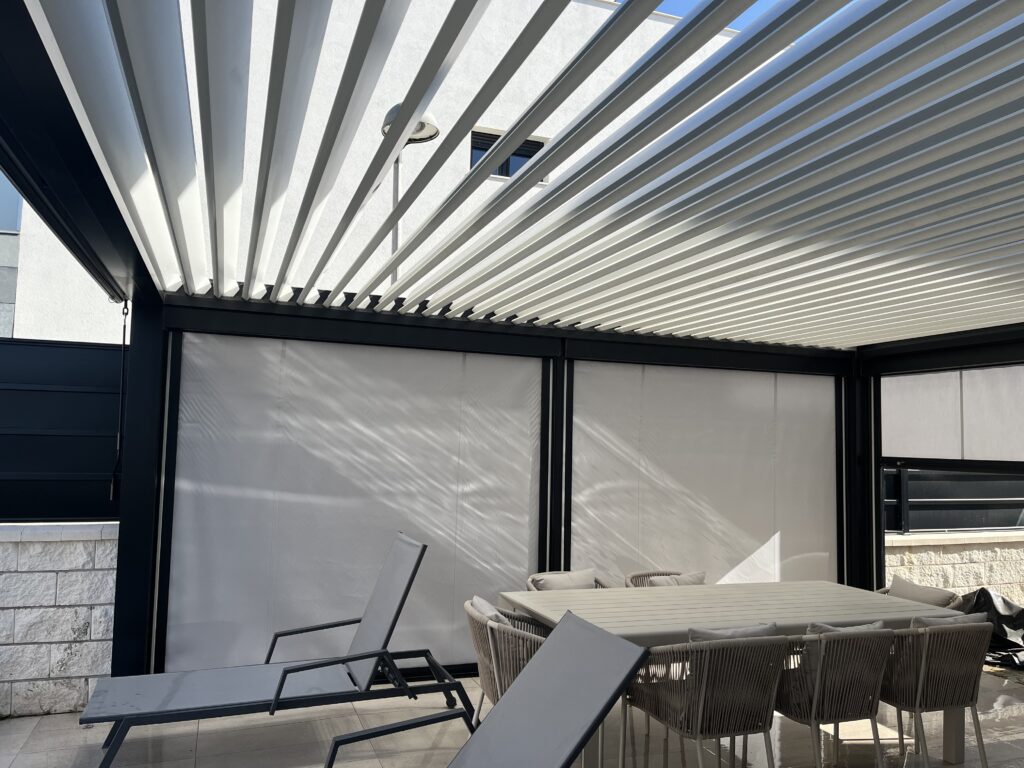 Lamas orientables abiertas sobre la zona de comedor de una pérgola bioclimática instalada en Valdemoro
