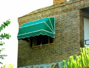 Capota verde de cuatro arcos instalada sobre una ventana
