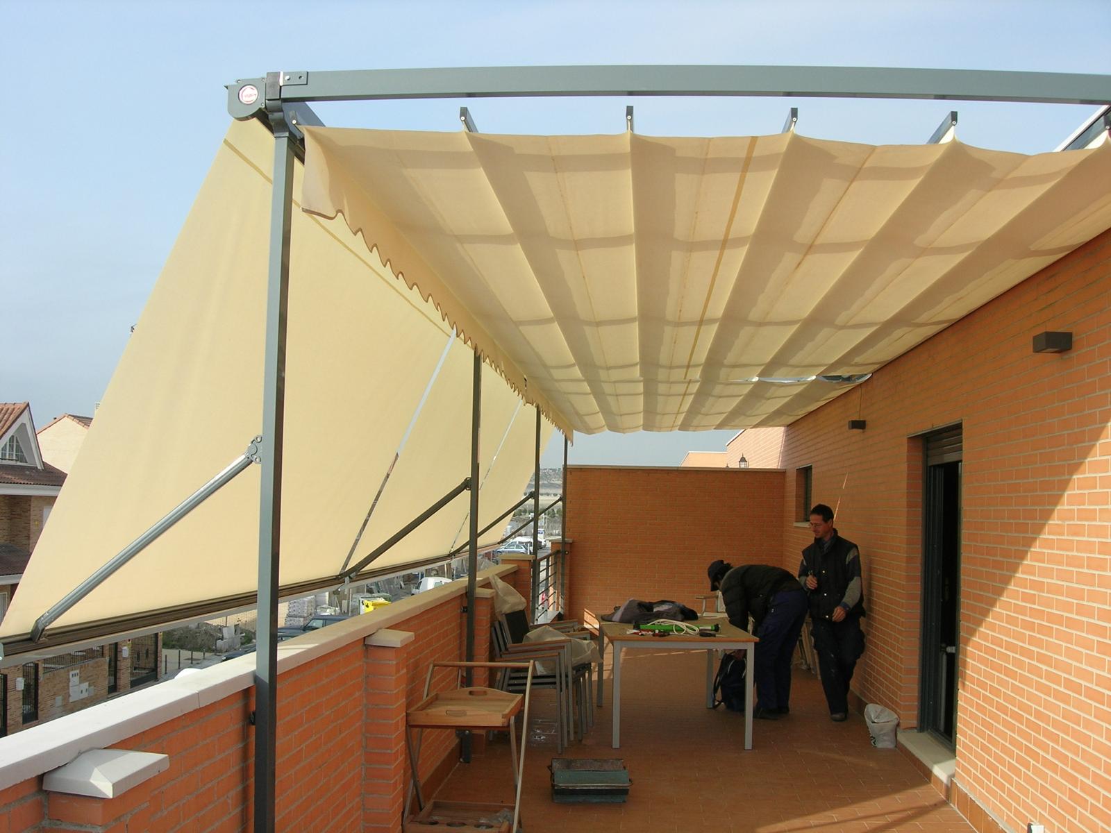 Pérgola de lona plegable y toldos frontales durante el montaje en un chalet de El Restón, Valdemoro