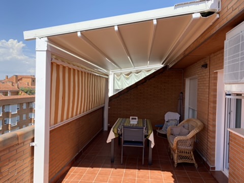 Pérgola tensada instalada sobre una terraza de Madrid