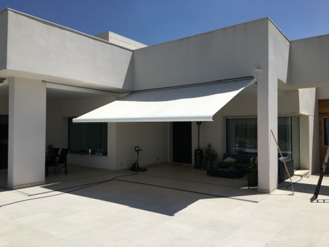 Toldo extensible blanco instalado en una terraza de Majadahonda