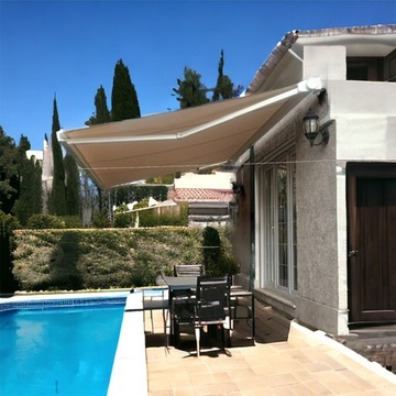 Toldo sobre una zona de comedor exterior junto a una piscina en Majadahonda