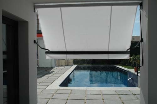 Vista inferior de un toldo junto a una piscina en Majadahonda